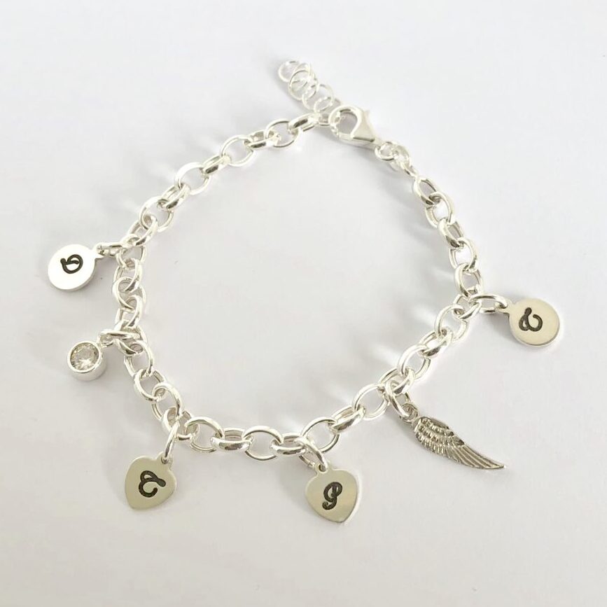 Silberarmband inkl. 1 Mini Gravurplättchen und 1 Geburtmonatsstein für 95.-, jeders weitere Mini Gravurplättchen ist 20.-, jeder weitere Geburtmonatsstein ist 35.-.