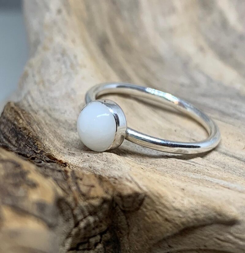 feiner Ring mit Muttermilchhalbperle