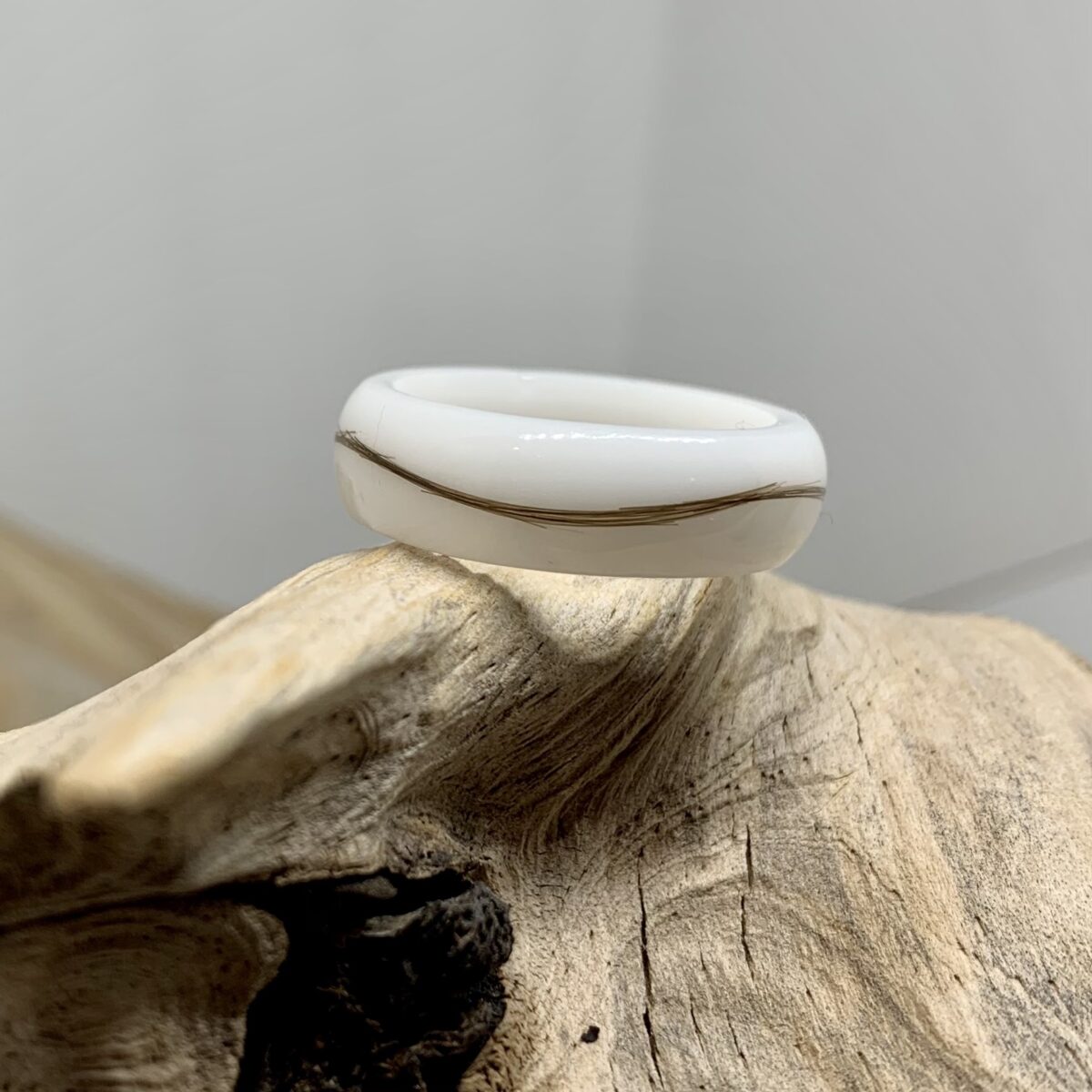 Muttermilchring mit Haarsträhne in Wellenform