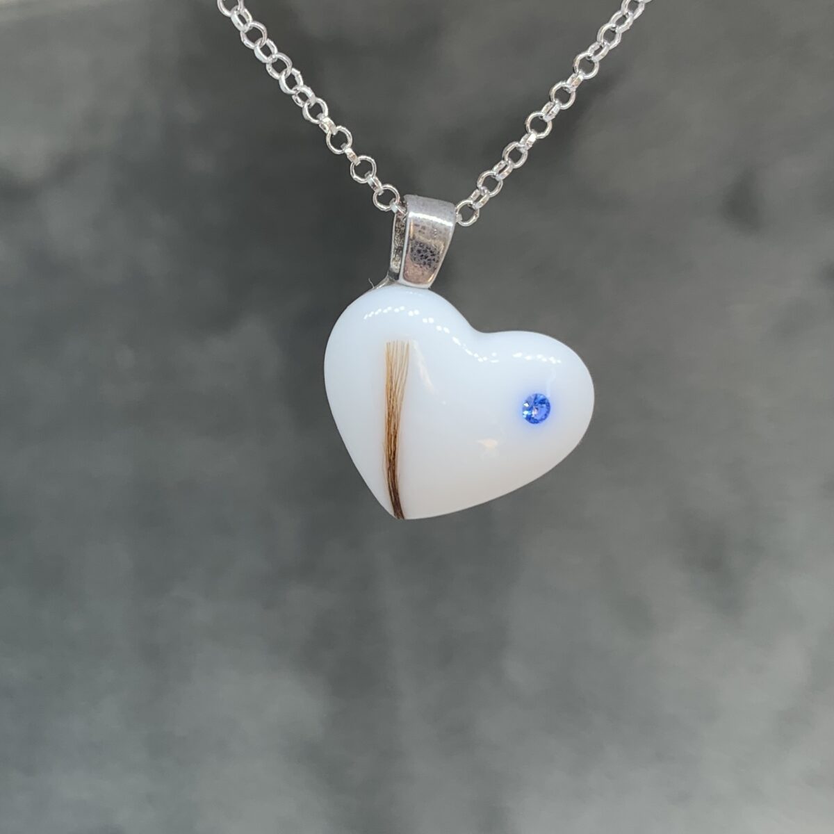 Tierhaarherz weiss mit Katzenhaare und blauem Swarovski Stein