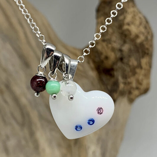 grosses Mumiherz mit Geburtmonatssteinen und Swarovskisteinen 2x blau, 1x rosa)