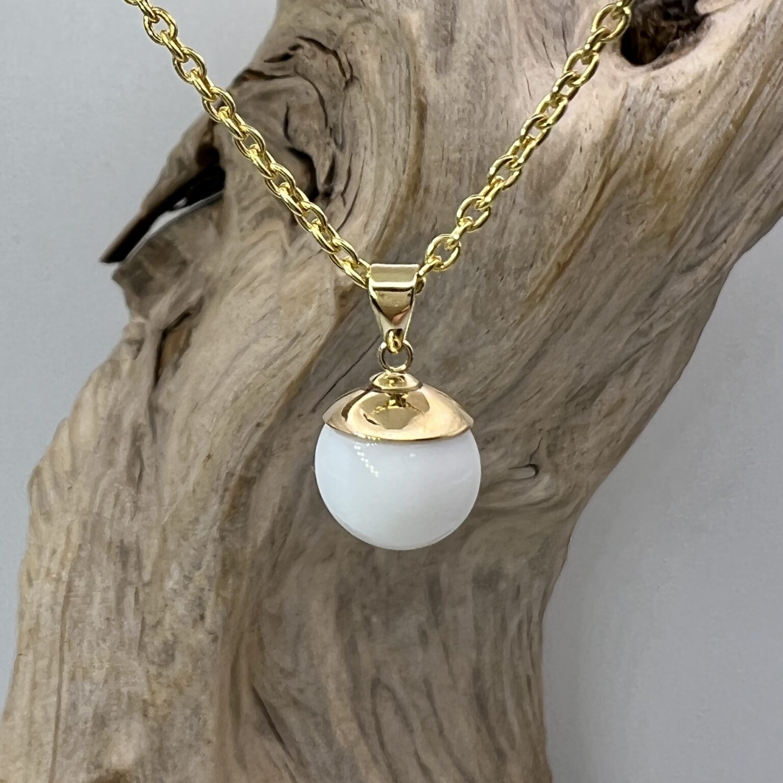 kleine Muttermilchperle mit 18 Karat echt Gold Perlkappe, Gelbgold
